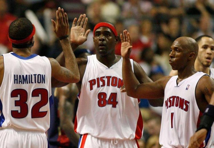 这雪有点大，欧冠赛前一名挪威记者在博德闪耀的球场边线处滑雪（欧冠赛前大雪来袭，挪威记者在博德闪耀场边滑雪）