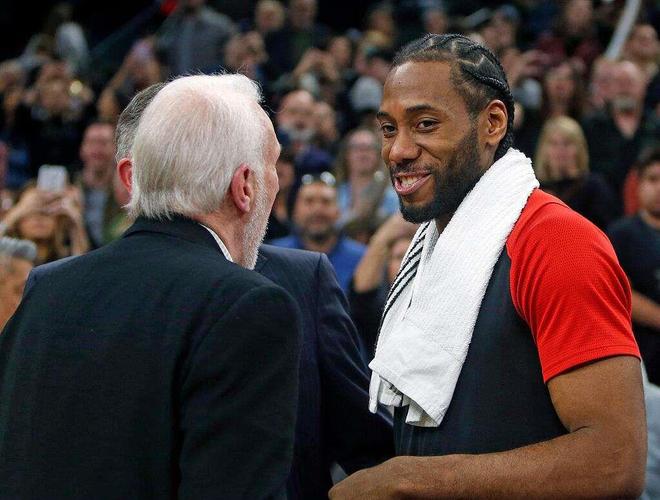 欧冠赛前穆里尼奥与两名昔日弟子重逢，并亲吻了斯内德的光头（欧冠赛前，穆里尼奥与两位旧部相聚，还亲吻了斯内德的光头）