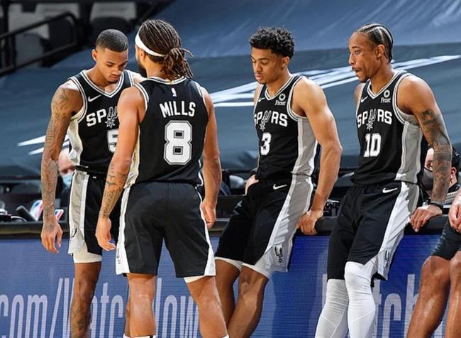 阿斯：巴萨本赛季球场外事务增多，弗里克比上赛季更加情绪化（阿斯：巴萨本季场外事务激增，弗里克较上季情绪起伏更大）