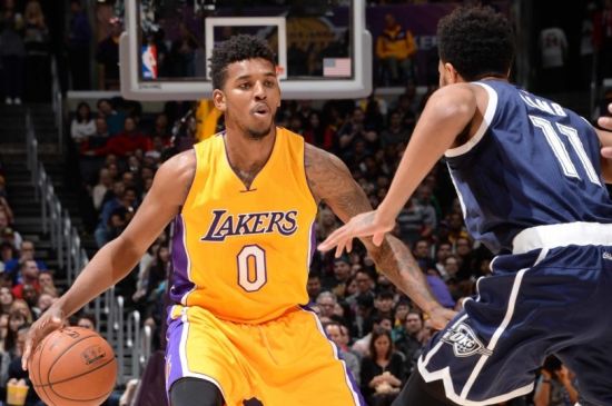 阿莫林抱头无奈！曼联队长补时踢飞空门+2次高射炮 尴尬40射门0球（阿莫林无奈抱头：曼联队长补时空门打飞再轰两脚高射炮，40次射门仍无进球）