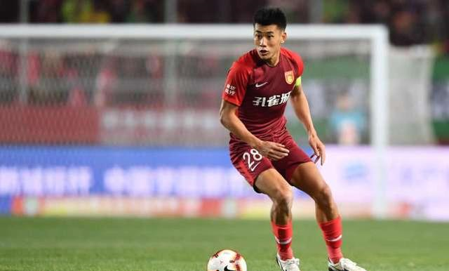 梅西太内向了，主持人说第一句就想拿着奖杯走，不到三年拿四冠（梅西被调侃太内向：刚开口就想捧杯走人，三年未满豪取四冠）