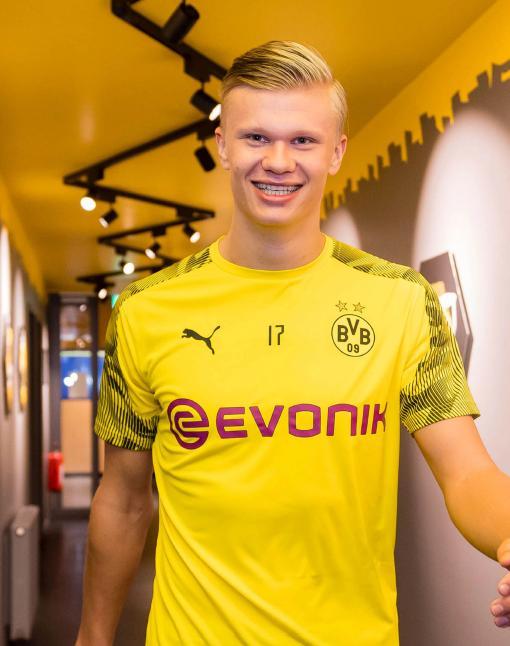 BBC：前曼城球员巴顿因社媒攻击性言论被判6个月监禁