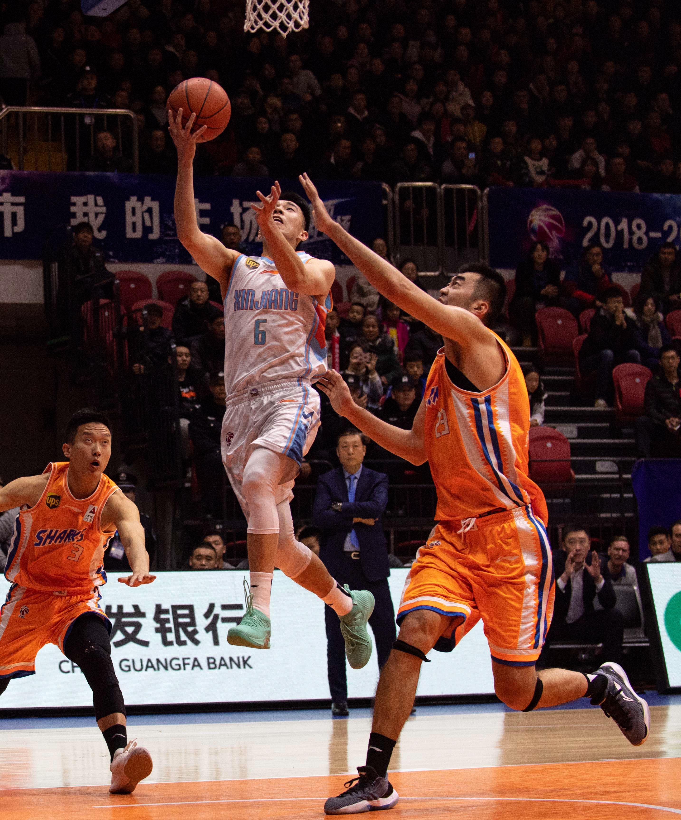 皇马更衣室失控！面临下课危机，欧冠踢曼城是最后机会（皇马更衣室风波升级，主帅帅位告急，欧冠战曼城成最后一搏）