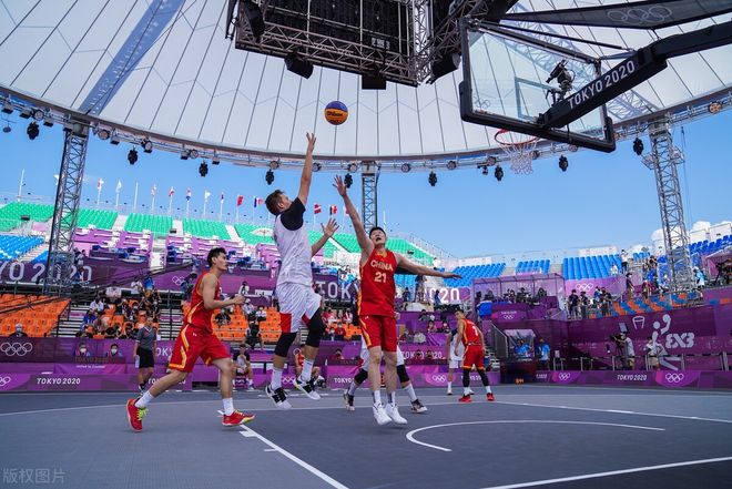 这球可惜了！杨瀚森跟进篮下未获队友传球打破得分荒（错失良机！杨瀚森篮下跟进未获传球，未能终结得分荒）